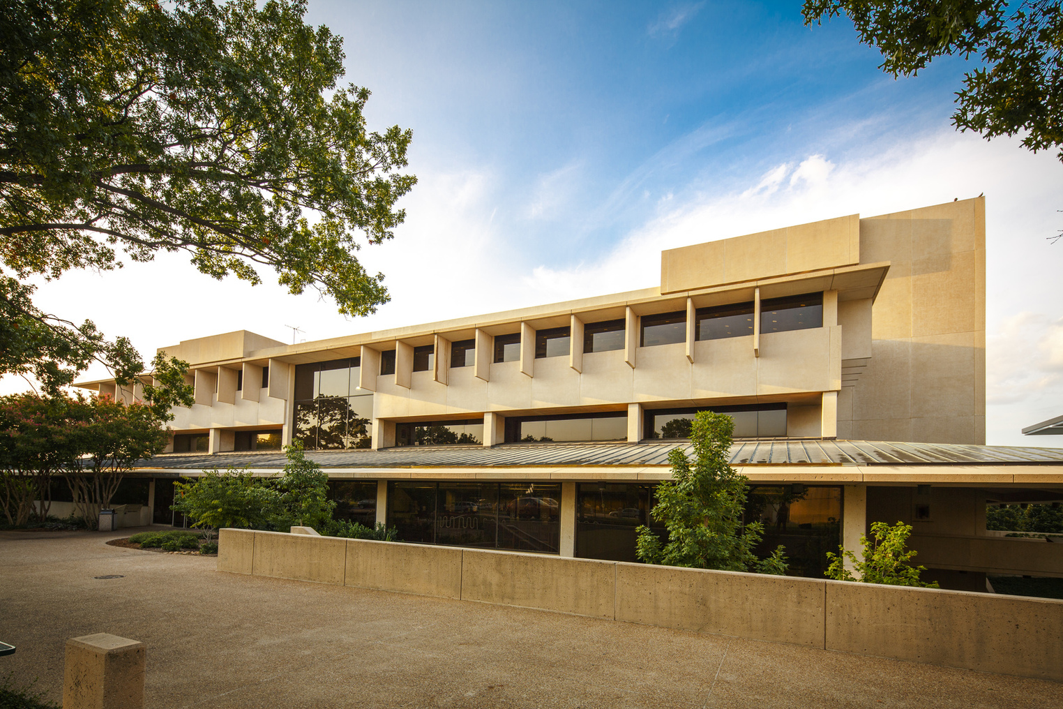 North entrance of the Eugene McDermott Library